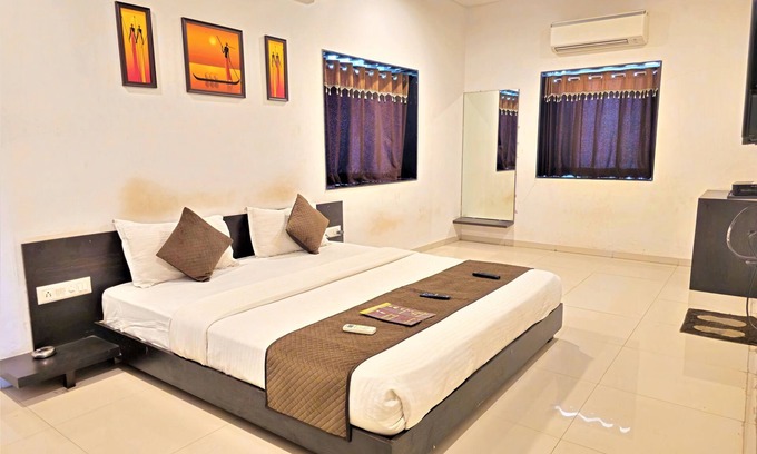 Lodhi ka Mahal Hotel | Discover The Grand Rio: Ideal for Families with Breakfast