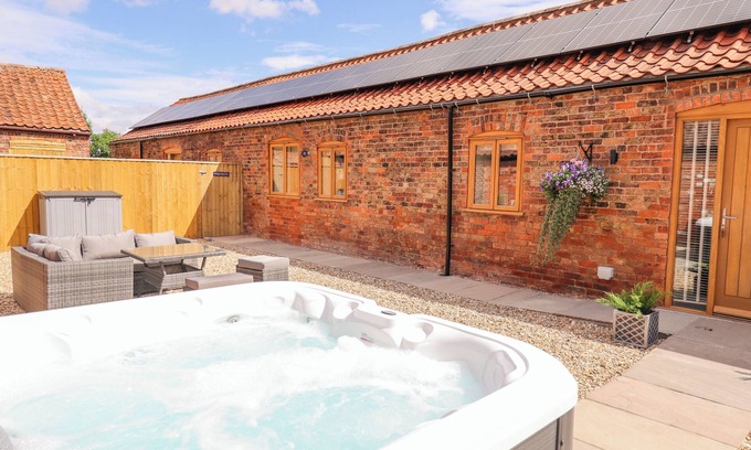 Ashby cum Fenby Cottage | Family-Friendly Grange Cottage with Hot Tub in Waltham
