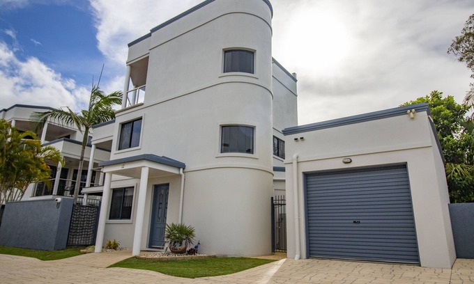 Urangan Villa | Family-Friendly Stay at The Grange Resort with Ocean View