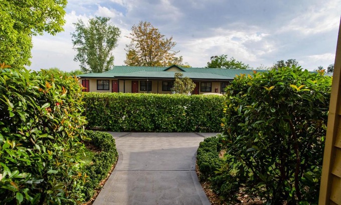 Denman Hotel | Experience Comfort at The Grapevine Motel - 4 Star Retreat