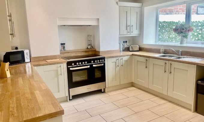 Newton Aycliffe House | Exceptional Stay at The Graph’s Gaff - Child Friendly Retreat