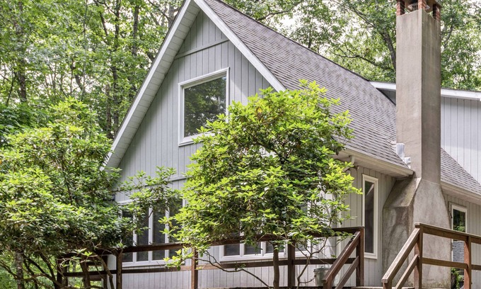 White Mills Ski Chalet | Experience The Gray Chalet: Ideal Retreat Near Lake Wallenpaupack