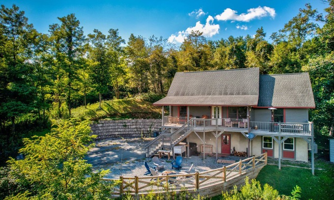 Vilas Cabin | The Great Bear Lodge: Hot Tub, Firepit, EV Charger, Dog Allowed!