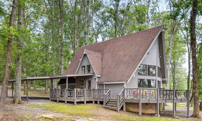 Mount Juliet Cabin | Idyllic A-Frame Cabin with Pool & Lake Views near Nashville