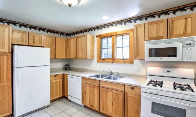 Oglesby House | Escape to North Utica: Pet-Friendly Getaway with Spa