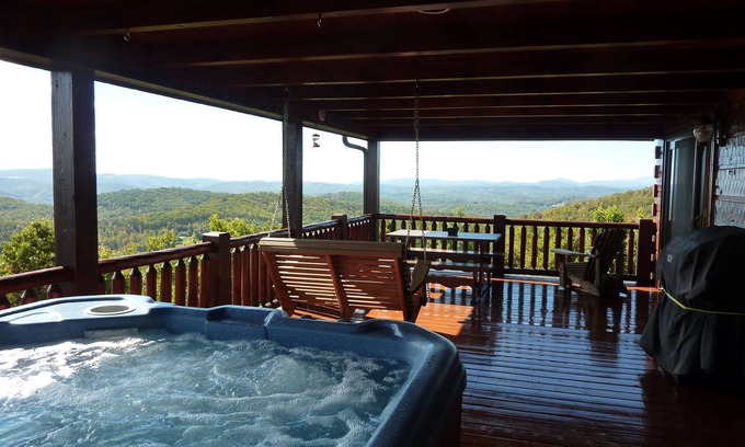 Fleetwood Cabin | Unforgettable Getaway: Panoramic Views & Hot Tub Retreat
