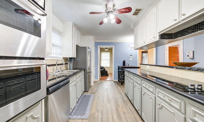 Southeast Houston House | Discover The Great Houston Hideaway with Ocean Views!