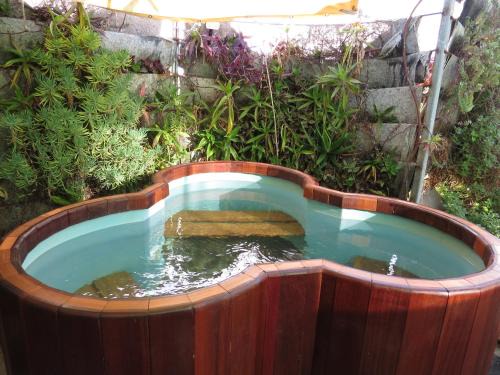 Ma'ale Gamla Ski Chalet | Inviting Green and Red Cabins with Hot Tub & Pet-Friendly Access