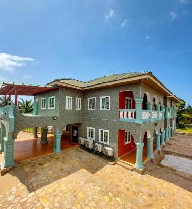 Elmina Bed & Breakfast | Relax at The Green Condo with Breakfast & Hot Tub Access