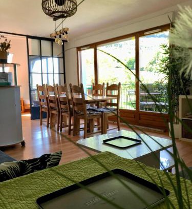 Giez House | Ideal Getaway Near Golf Course and Serene Lake