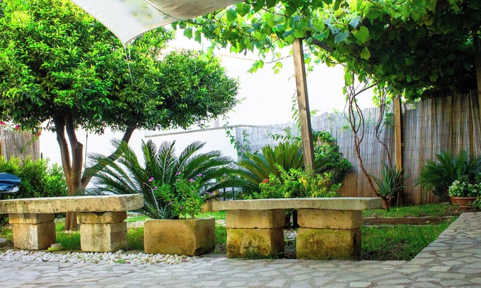 Serrano Apartment | The Green House - Suite with Garden view