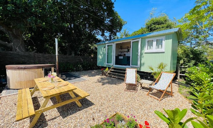 Hooe Cabin | Unwind at The Green Hut: Pet-Friendly Oceanfront Retreat