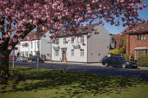 Rawcliffe Hotel | Guest Rated 10/10 at The Green Inn with Breakfast Included