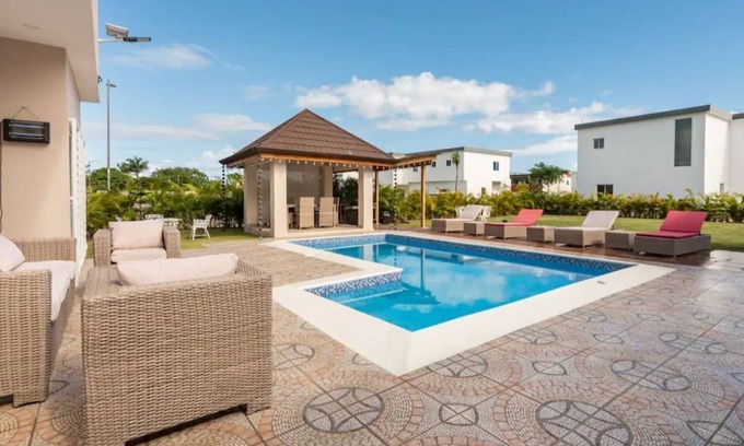 Villa Belen House | Discover The Green Palms Villa with Private Pool & Garden