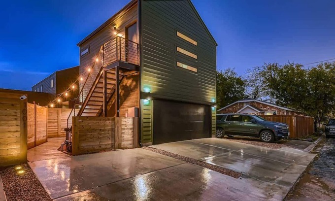 Georgetown House | Modern Green Room: Steps from the Historic Square!