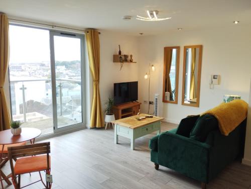 Plymouth Apartment | Oceanfront Bliss: The Green Top Flat with Stunning Views