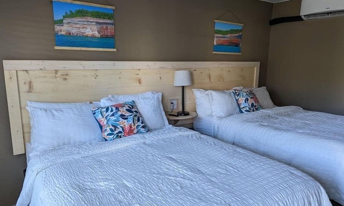 Munising Hotel | Discover The Greenland Motel - Room No. 7 with Breakfast
