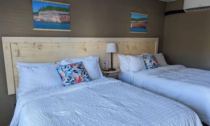 Munising Hotel | Family-Friendly Stay at The Greenland Motel - Room No. 5