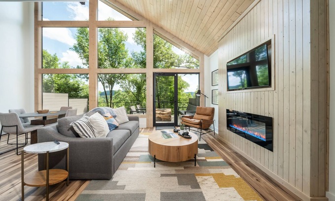 Hot Springs Cabin | Relax at The Grey Horse Cabin with Hot Tub & Mountain Views