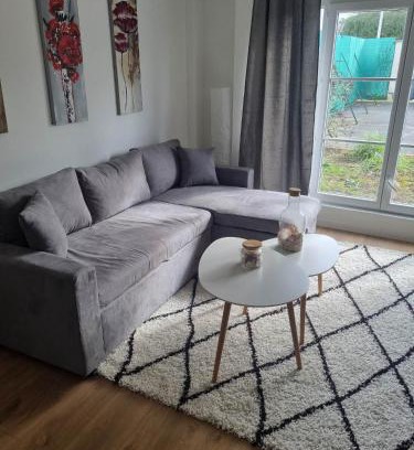 Saint-Michel-sur-Orge House | Explore The Grey Studio: Family-Friendly Retreat Awaits