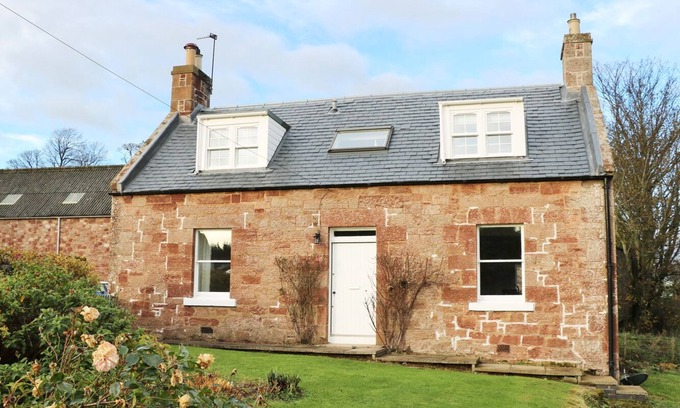 Haddington Cottage | Family-Friendly Grieves Cottage with Cozy Open Fire