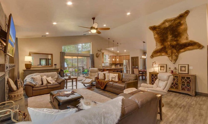 Tahoe Island House | Grizzly Cabin: Steps from Lake, Spa & Hot Tub Retreat