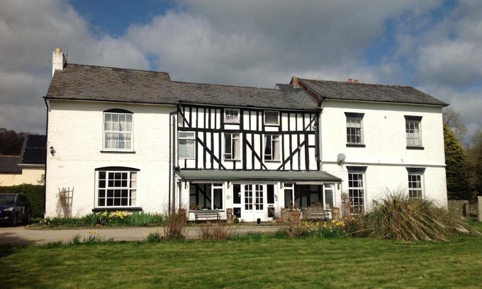 Newtown House | Pet-Friendly Retreat at The Gro Guest House – Rated 8/10
