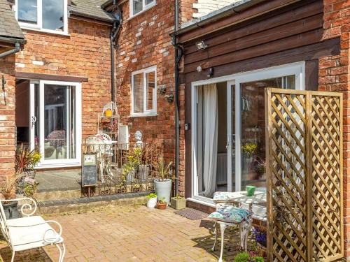 Bishops Castle House | Stay at The Grooms Cottage: Family-Friendly Retreat Awaits