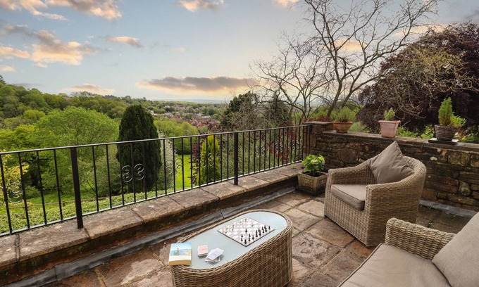 Lydney Cottage | Lovely Grooms: Pet-Friendly Retreat with Garden in Lydney