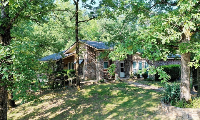 Mount Ida House | Relax at The Grotto: Pet-Friendly Retreat with Lake Views
