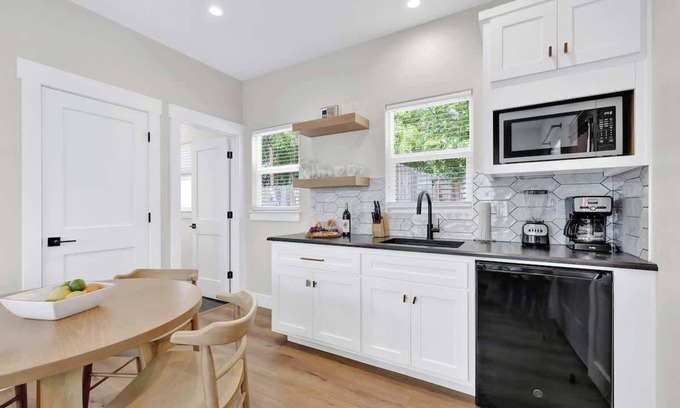 Fredericksburg Cottage | Experience The Grove-c: Hot Tub & Steps from Main Street