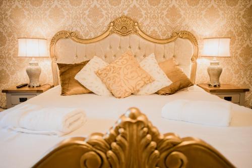 Upstreet Hotel | The Grove Ferry Inn: Pet-Friendly Oceanfront Retreat