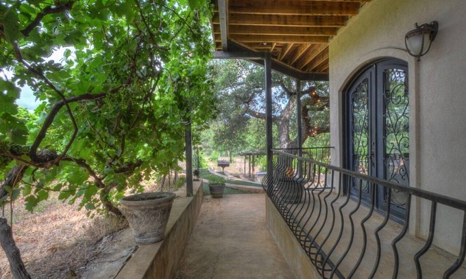 Marble Falls Bed & Breakfast | Experience Culinary Delight at The Guesthouse at Lonely Oak