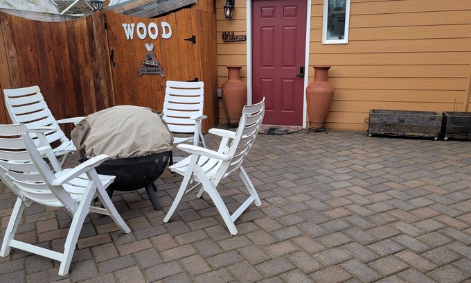 Albany Apartment | Experience Cozy Comfort at The Guesthouse Fire Pit