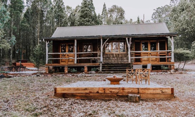 Budgee Budgee House | Enchanting Gully Cabin: A Pet-Friendly Outback Retreat