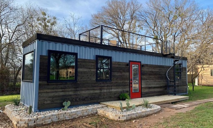 Waco House | New Container Home, 12 Min to Magnolia - Rated 9.3/10