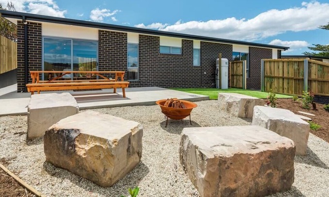 Blackmans Bay Villa | The Hacienda Modern, 3 bed 2 bath,15min to CBD