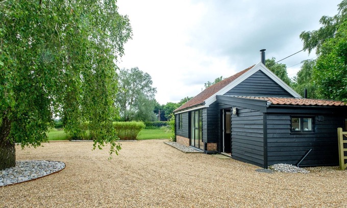 Woodbridge Cottage | Experience The Half House in Iken: Spa & Family-Friendly Stay
