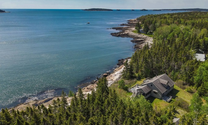 Milbridge House | Ultimate Family Getaway at The Hall House - Sleeps 8
