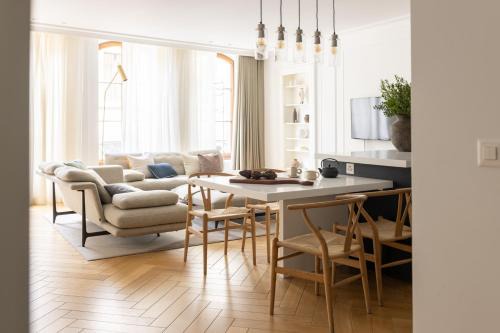 Bourg-de-Four Apartment | Discover The Hamlet: Pet-Friendly 5-Star Retreat