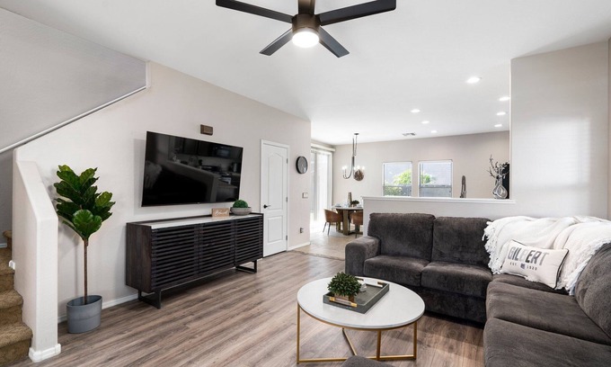 Gilbert House | Stylish Hampton House in Gilbert - Guest Rated 9.8/10