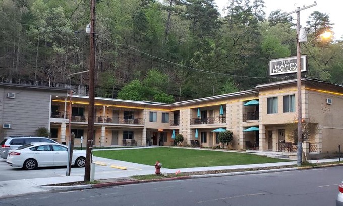 Hot Springs Hotel | Delightful Stay at The Happy Hollow – Oceanfront Bliss