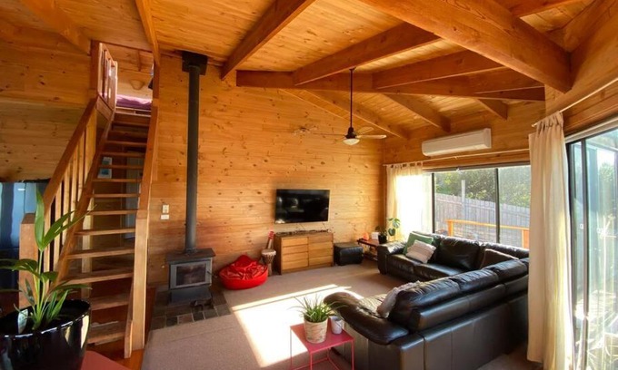 Beaumaris Apartment | Experience Ocean Views at The Happy Shack - 10/10 Rating!