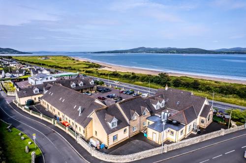 Buncrana Hotel | Experience The Harbour Inn: Oceanfront Bliss Awaits!