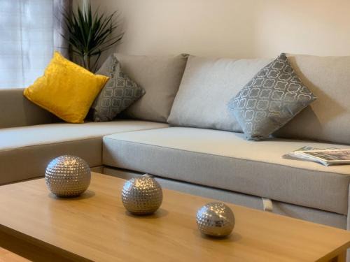 Salisbury Apartment | Explore The Hart of Salisbury: Pet-Friendly & Breakfast Included