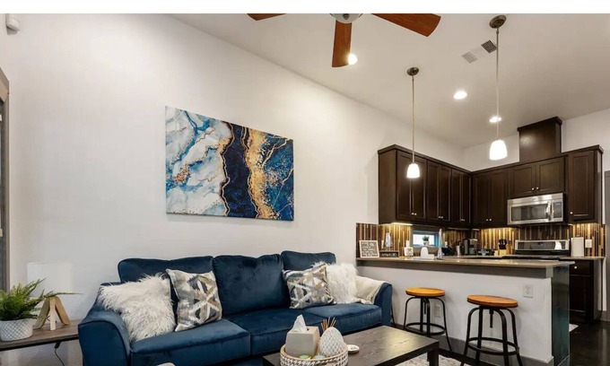 Holly Apartment | Discover The Haskell: Downtown Austin's Family-Friendly Retreat