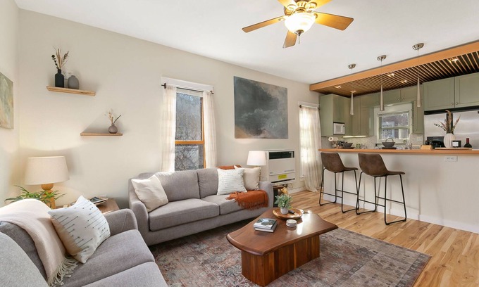 Martinez Park House | Explore The Hattie House in Old Town – Ideal for Travelers!