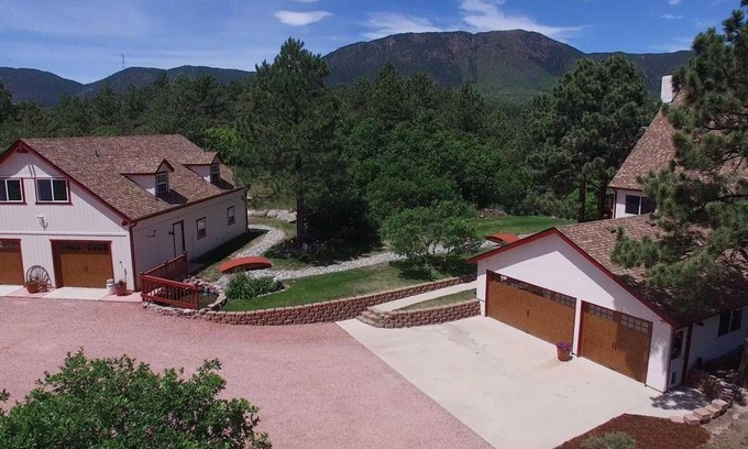 Monument House | Pet-Friendly Retreat at Mt. Herman – Guest Rated 10/10