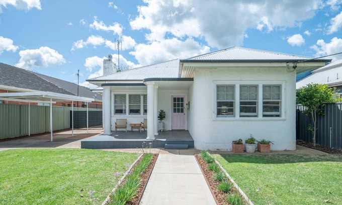 Dubbo House | Discover The Haven: BBQ, Firepit & Pet-Friendly Comfort