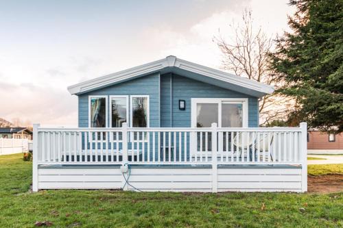 Allerthorpe Cabin | Discover The Haven Lodge with Relaxing Hot Tub & Dining